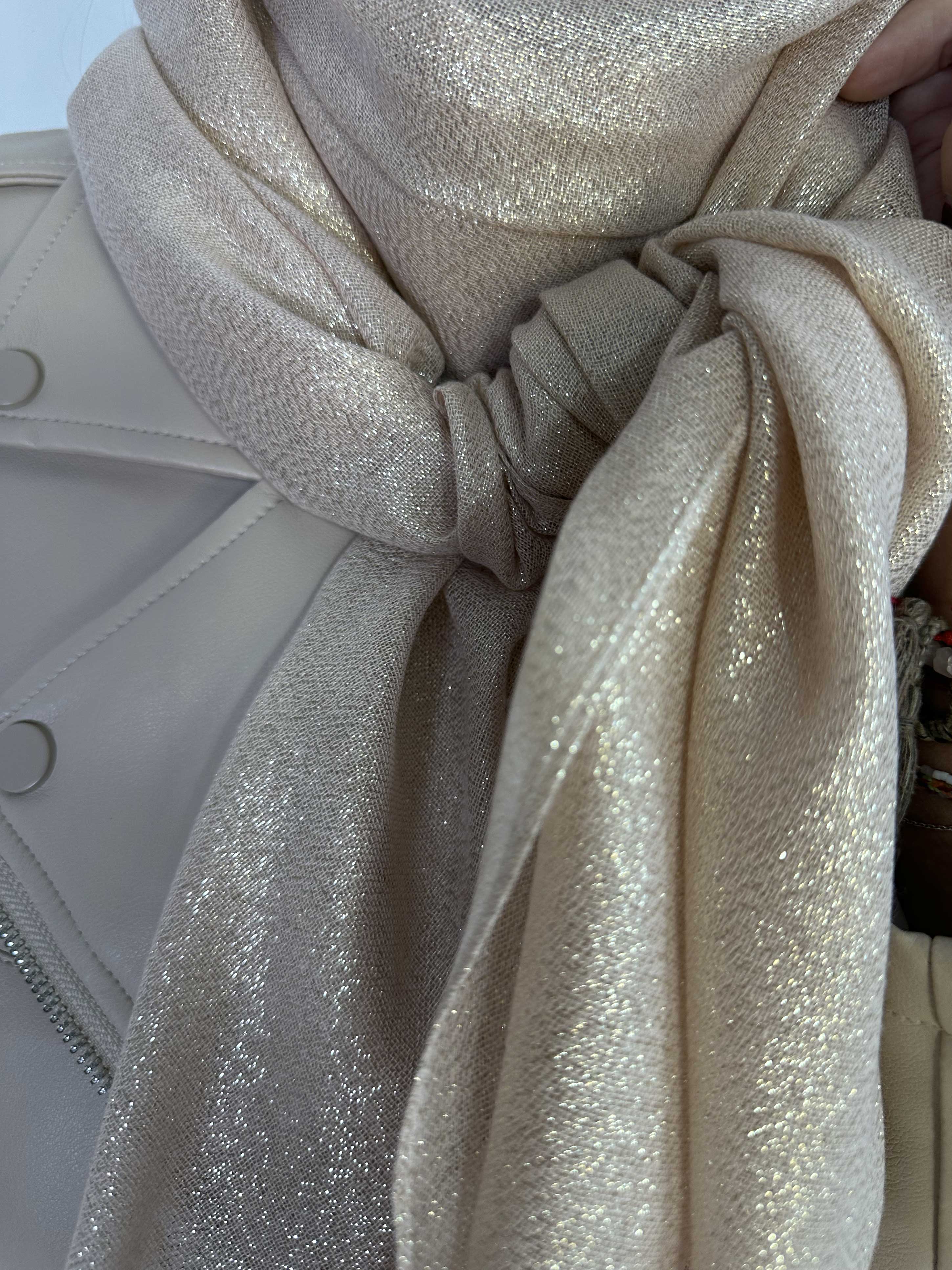 Emelia - Ljus scarf med glittertrådar